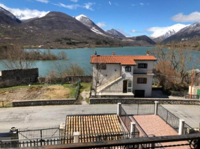 Casa sul Lago Parco Nazionale d'Abruzzo - House on the lake side